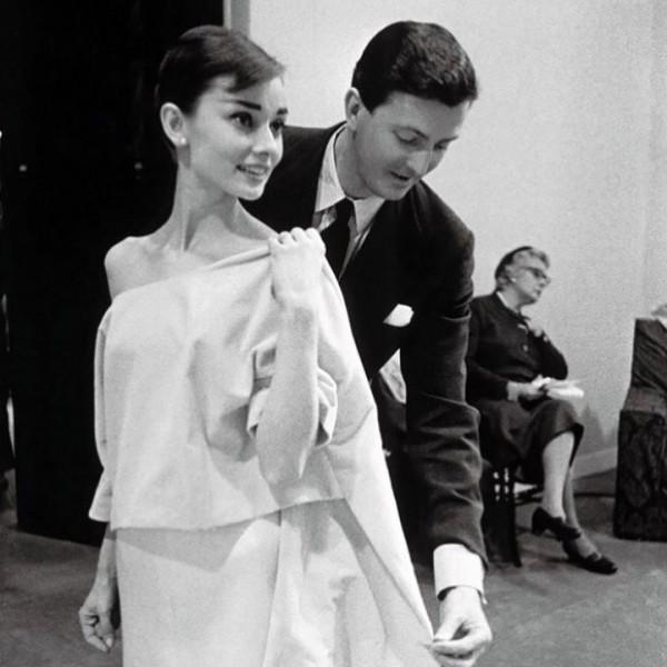 紀梵希有多愛赫本？26歲初見，42年沒名沒分，他一生未娶守護到老