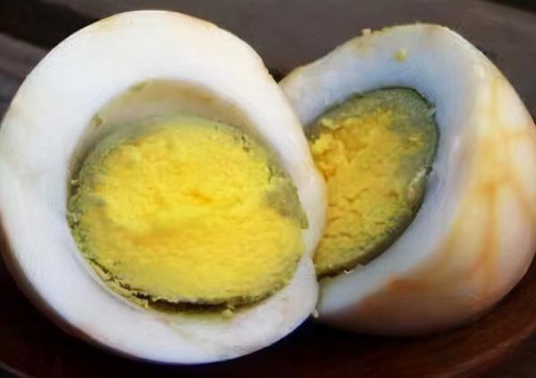 煮雞蛋的蛋黃表面發綠，吃下去易致貧血、抵抗力下降甚至致癌？
