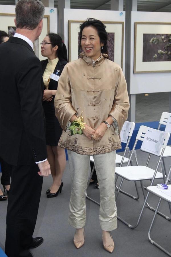 朱玲玲真不愧是“闊太”，一身黑+白搭配真高階，哪像大嬸的年紀