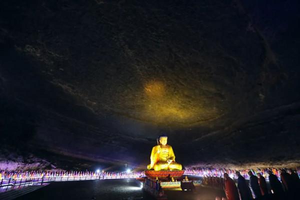 神奇!重慶深山發現一個巨洞,天上掉落一塊巨石,神似佛像 神奇!重慶深山發現一個巨洞,天上掉落一塊巨石,神似佛像