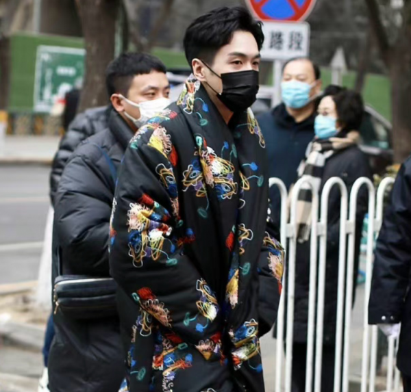 明星春晚私服暴露時尚圈地位，趙麗穎空有稱號，張小斐獲高奢認領