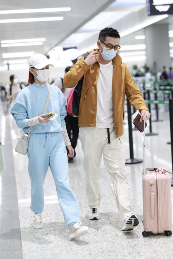 何超蓮真是富家千金，運動套裝穿出高階範，牽手竇驍力破分手傳聞