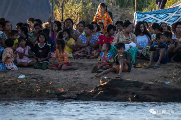 到處都在打仗！房子被炸！緬甸難民坐在地上，雙手合十為緬甸祈福