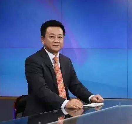 朱軍新年宅家畫虎，穿著樸素手臂肌肉明顯，譚梅掌鏡秀恩愛