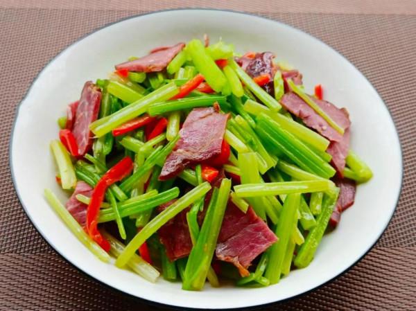 同事來玩,我做了8道菜招待,老闆說:“這讓我怎麼減肥呢?” 同事來玩,我做了8道菜招待,老闆說:“這讓我怎麼減肥呢?”