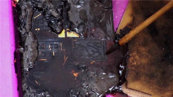 山東挖掘千年古墓，棺中積水清澈見底，墓主人全身漆黑，他是誰？