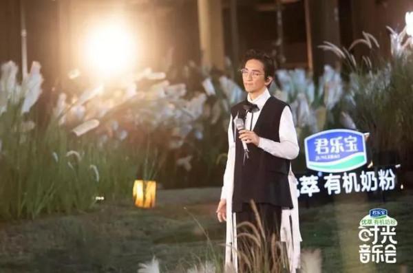 《時光音樂會》：致敬永遠25歲的譚詠麟，此“校長”非彼“校長”