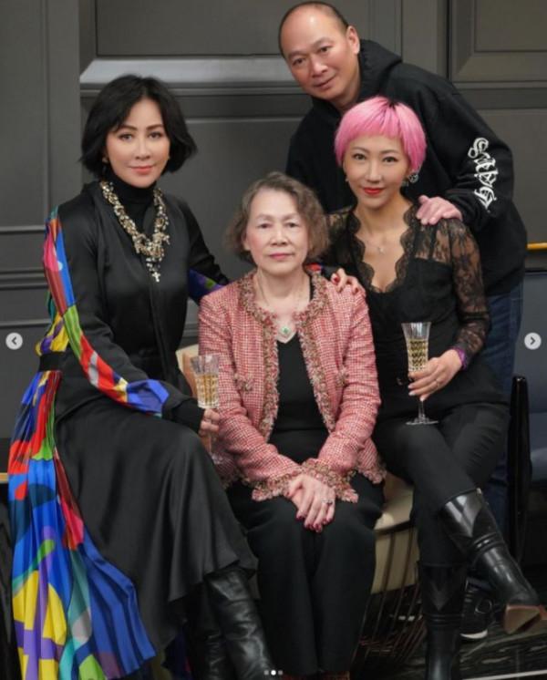 劉嘉玲一家為弟媳慶生，她戴大珠寶好隆重，母親穿6萬外套更搶鏡