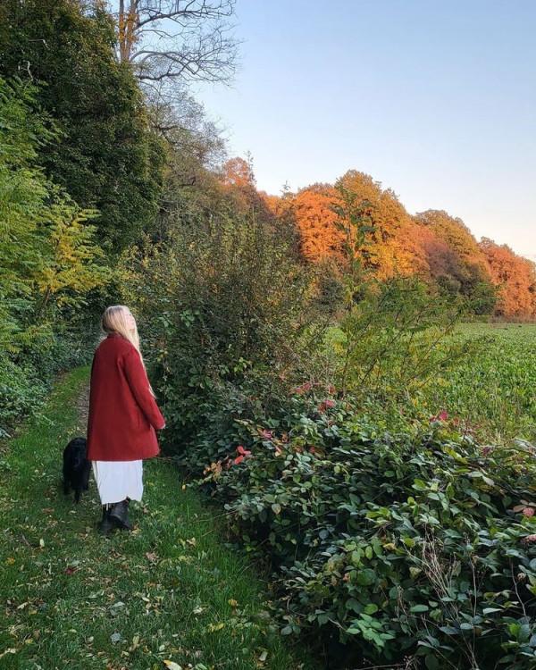 LV太子妃外出踏青似小姑娘!15歲女兒穿白裙賊仙,母女倆背影殺手 LV太子妃外出踏青似小姑娘!15歲女兒穿白裙賊仙,母女倆背影殺手