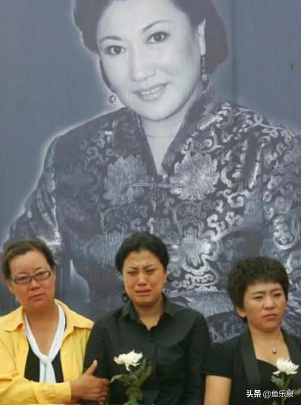 高秀敏不遺餘力幫扶王洪梅，王洪梅演出前都去高秀敏墓前彙報