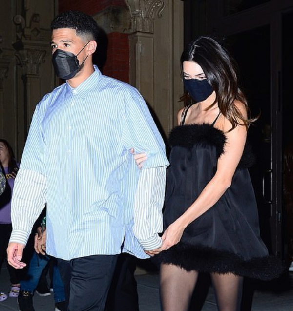 秀恩愛！詹娜：和布克在游泳池玩耍投籃時太認真，他都把我劃傷了