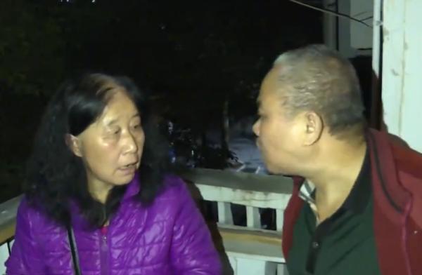 母親去世留下6萬喪葬費,為了錢五兄妹撕破臉皮,在街上大打出手 母親去世留下6萬喪葬費,為了錢五兄妹撕破臉皮,在街上大打出手