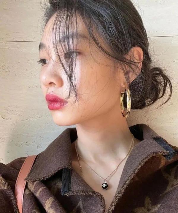 朱珠曬全家福,她的金耳環好搶鏡 朱珠曬全家福,她的金耳環好搶鏡