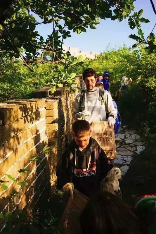 這個英國老頭在長城撿了22年垃圾，不僅閃婚了箇中國媳婦，還上BBC被英女王授予勳章