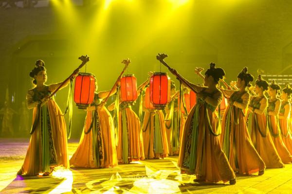 襄陽唐城能替代西安的大唐不夜城？夜遊唐城，遊客：不用去西安了