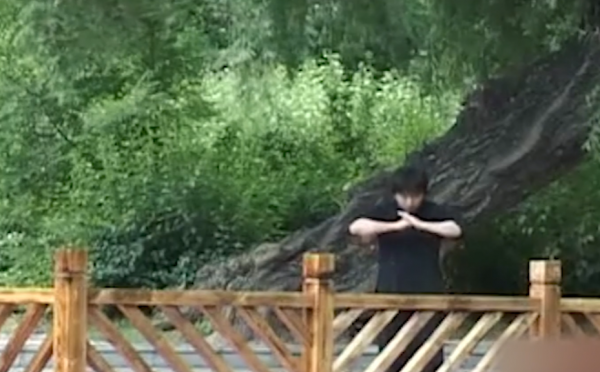 外國女孩天生雙腿畸形，頂級醫院稱無法治癒，結果被中醫3月看好