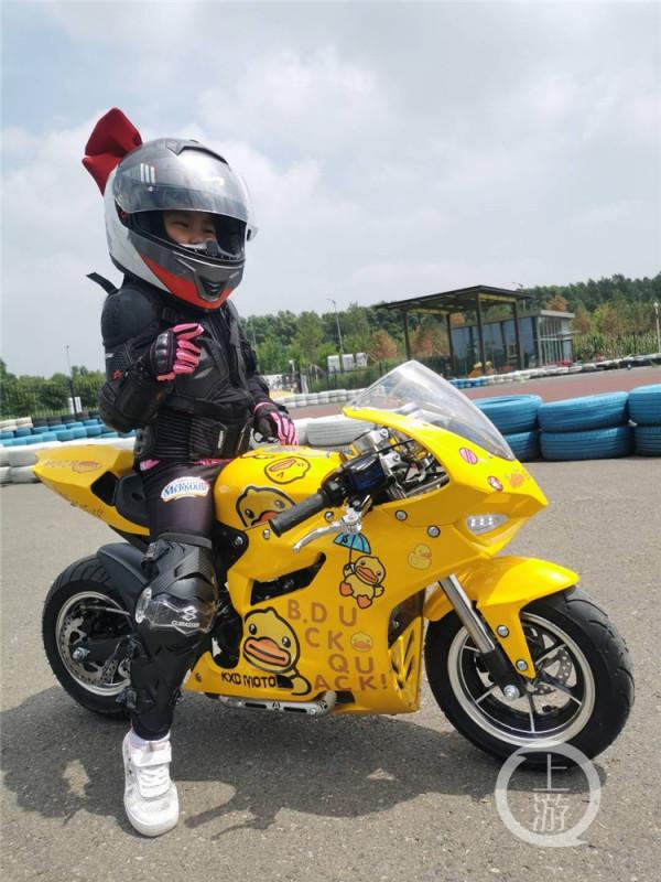 4歲“追風少女”成中國最小摩托車手 還成功帶媽媽“入坑” 4歲“追風少女”成中國最小摩托車手 還成功帶媽媽“入坑”