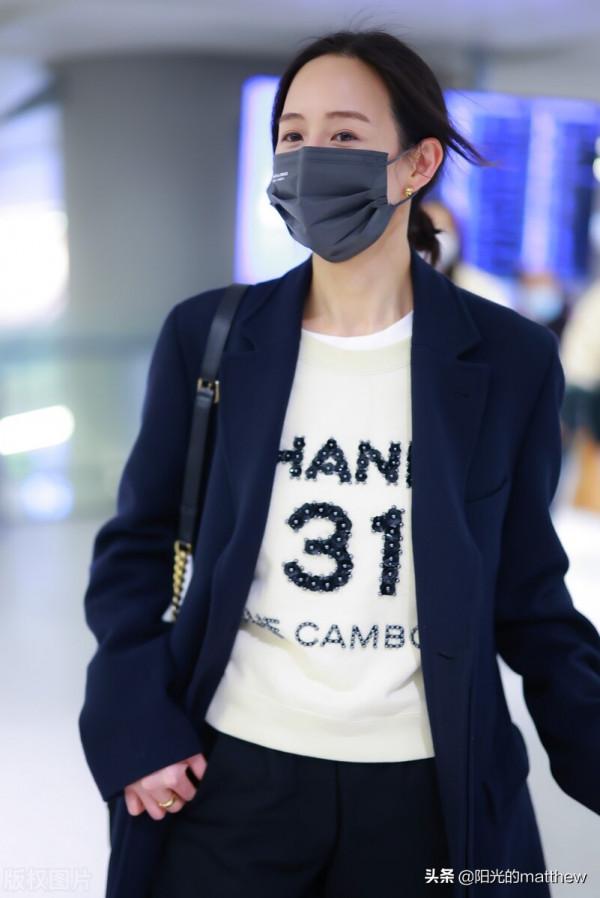 街拍:張鈞宵身穿藏藍毛呢大衣搭黑色長褲眼睛美麗光彩照人 街拍:張鈞宵身穿藏藍毛呢大衣搭黑色長褲眼睛美麗光彩照人