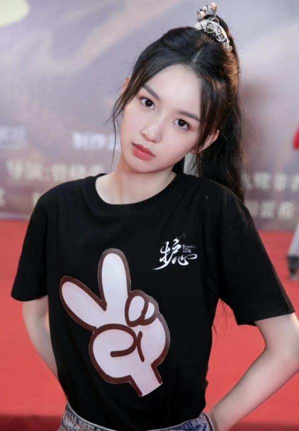 周也侯明昊合作新劇，黑袍造型霸氣拉滿，各種風格都能駕馭