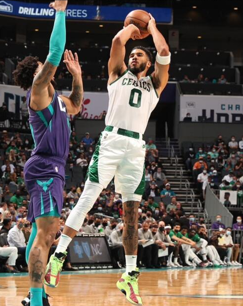 湖人演練新戰術，籃網獲勝1喜1憂！字母哥30分，綠軍終結黃蜂連勝