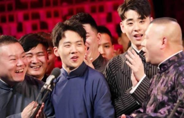 郭德綱舞臺上被岳雲鵬拍腦袋！不敢相信一臉懵，轉身揮手要揍徒弟