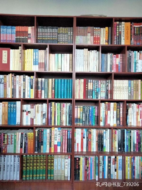 書房中四面都佈滿書架,其實也會產生一種壓迫感 書房中四面都佈滿書架,其實也會產生一種壓迫感