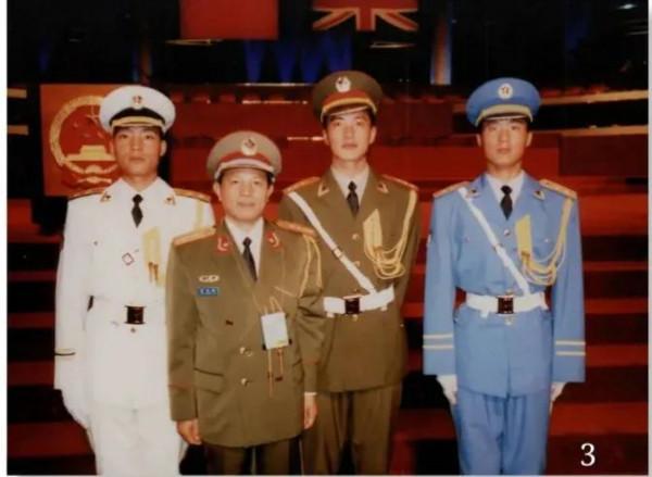 香港迴歸當晚，升旗手朱濤：鼻裡塞棉花，血往嘴裡吸