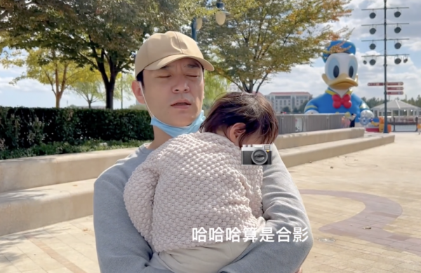 李光潔攜妻兒打卡迪士尼,把玲娜貝兒說成貓,稱達菲熊是猴子 李光潔攜妻兒打卡迪士尼,把玲娜貝兒說成貓,稱達菲熊是猴子