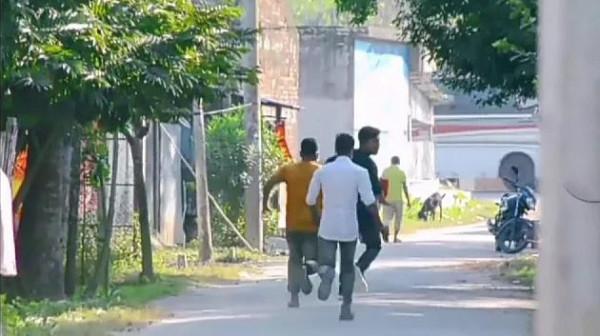 男子在別人背後，敲打鐵盆嚇人，結果被人一路狂追著打去