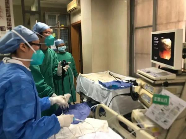 一頓飯，讓大叔咳嗽、胸痛兩年，檢查發現左側氣管內還有個閃閃發光的東西...