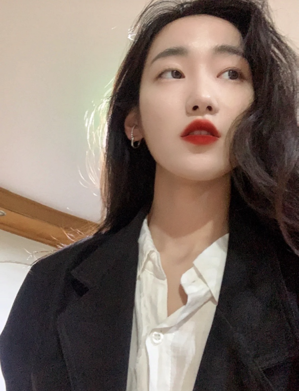 為什麼現在很多女生不化妝只塗口紅? 為什麼現在很多女生不化妝只塗口紅?