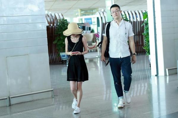 姚笛真是嫁對人了，和老公出門，不僅穿的樸素還不化妝