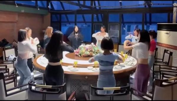 一群女生聚餐，圍著飯桌跳舞，這類影片火起來，來龍去脈是這樣