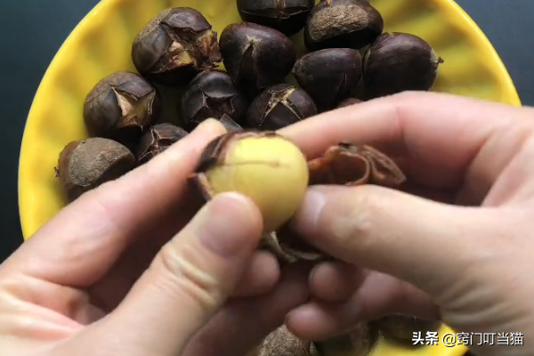 吃了30年板栗才知道，板栗殼上有個“小機關”，1秒剝一個，爽