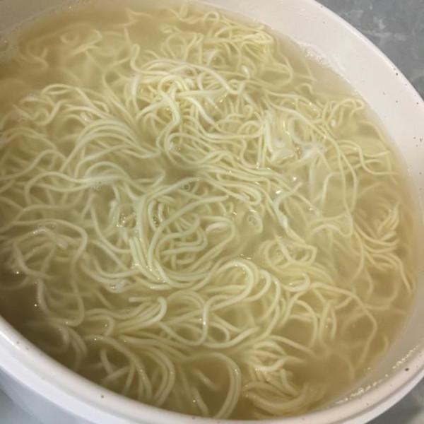 韭菜雞蛋炒麵,色澤豔麗,鮮香美味,看著好有食慾 韭菜雞蛋炒麵,色澤豔麗,鮮香美味,看著好有食慾