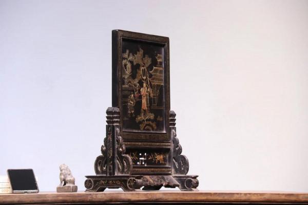 文人雅士～案置黑漆描金人物硯屏：