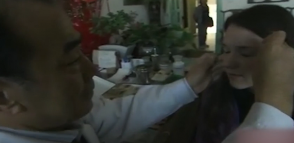 外國女孩天生雙腿畸形，頂級醫院稱無法治癒，結果被中醫3月看好