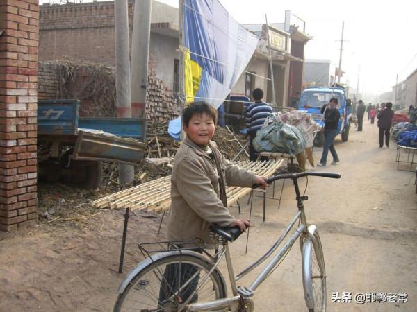 河北邯鄲農村過會,商販提前佈置攤位,簡單而質樸 河北邯鄲農村過會,商販提前佈置攤位,簡單而質樸