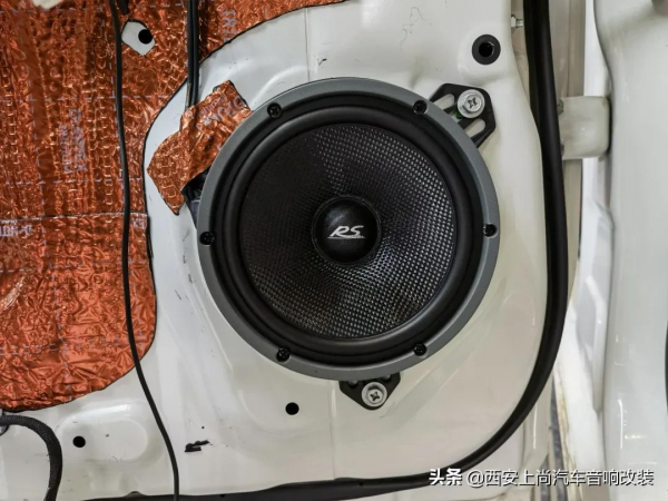 越野硬漢搭配HIFI立體環繞聲讓人意猶未盡，酷路澤升級德國RS音響