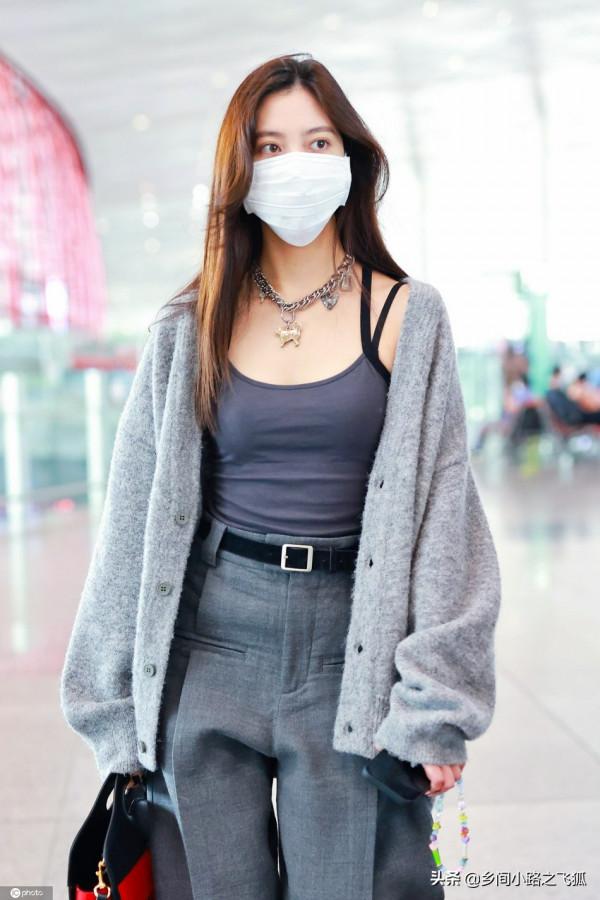 宋妍霏長髮披肩溫婉現身 身著黑色背心搭毛絨外套休閒隨性