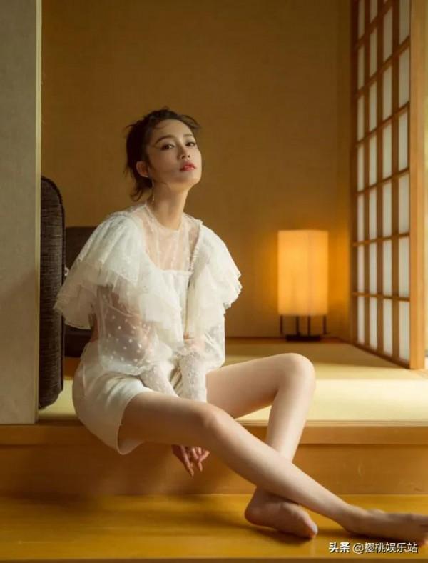 李沁驚豔美圖，清純唯美，笑容甜美