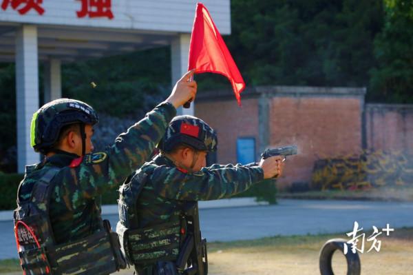真槍實彈!直擊超燃武警模擬實戰訓練 真槍實彈!直擊超燃武警模擬實戰訓練