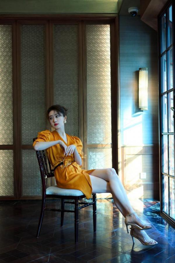 果然是“紅氣養人”，張小斐黃裙造型出席活動，氣質提升了不少