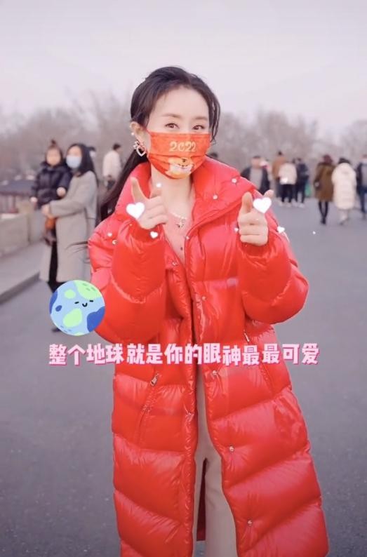 34歲舒暢大過年去旅遊，在馬路跳舞毫不避諱，後面男生緊盯她背影