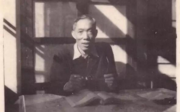 1949年，鍾南山父親接到國民黨命令，帶全家撤到臺灣，他果斷拒絕