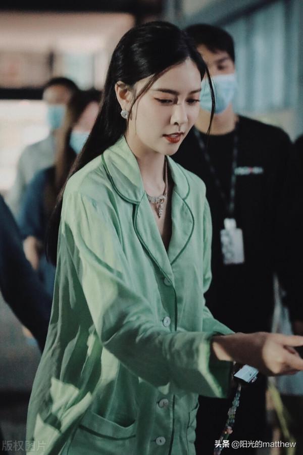 宋妍霏身穿豆綠色睡衣套裝清新時髦遇粉絲圍堵拍照人氣旺