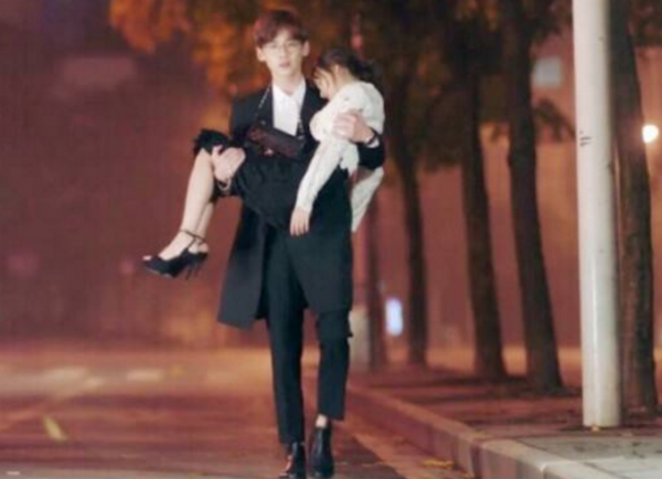 金晨被男星單手公主抱！摟脖子對視太甜蜜，穿短褲一雙腿白到發光