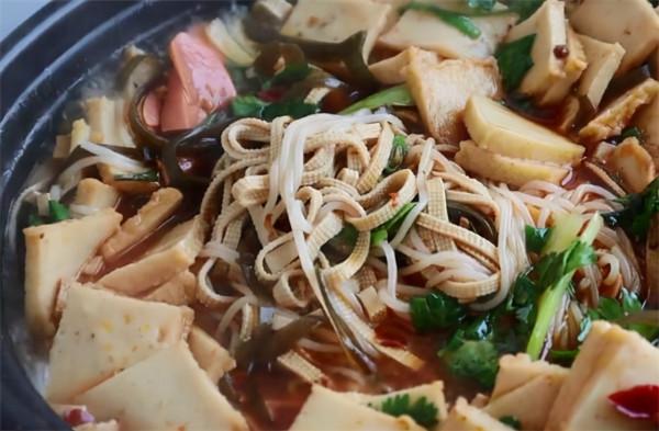 砂鍋米線怎麼做才好吃？在家做很簡單，一次做一大鍋，實在太香了