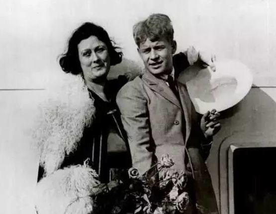 19歲愛上葉賽寧卻只被他當情人，10年後，葉賽寧自殺，她墳前殉情