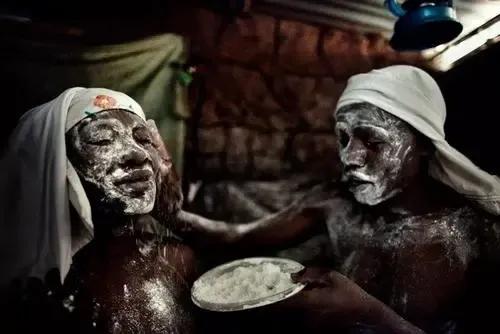 娶107個老婆，個個對其言聽計從，這個黑人男子究竟有何魔力？